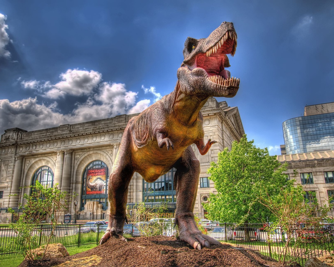 Скульптура динозавра у музея