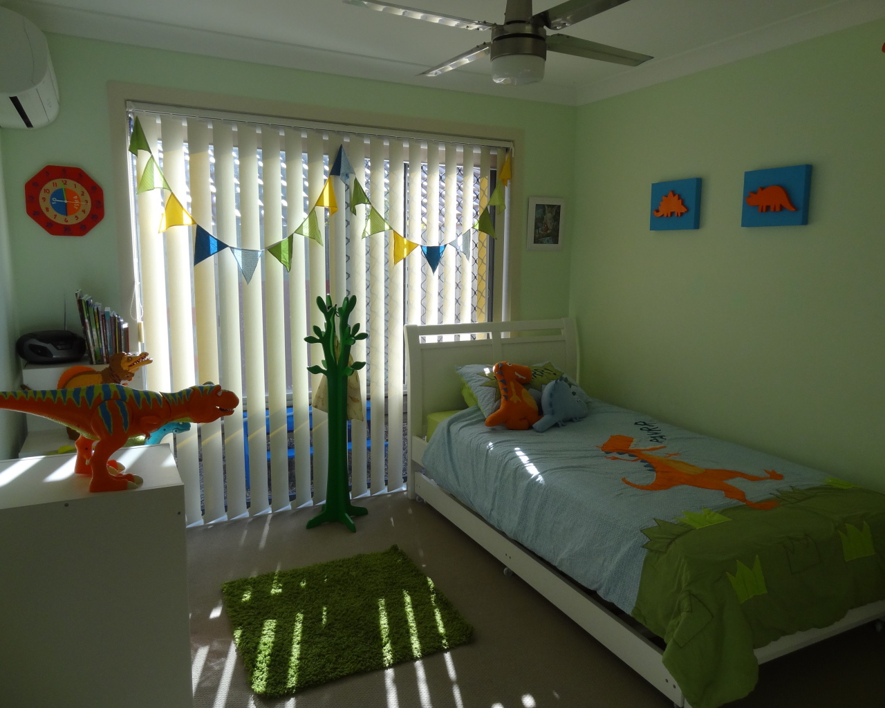 Динозавры в детской комнате