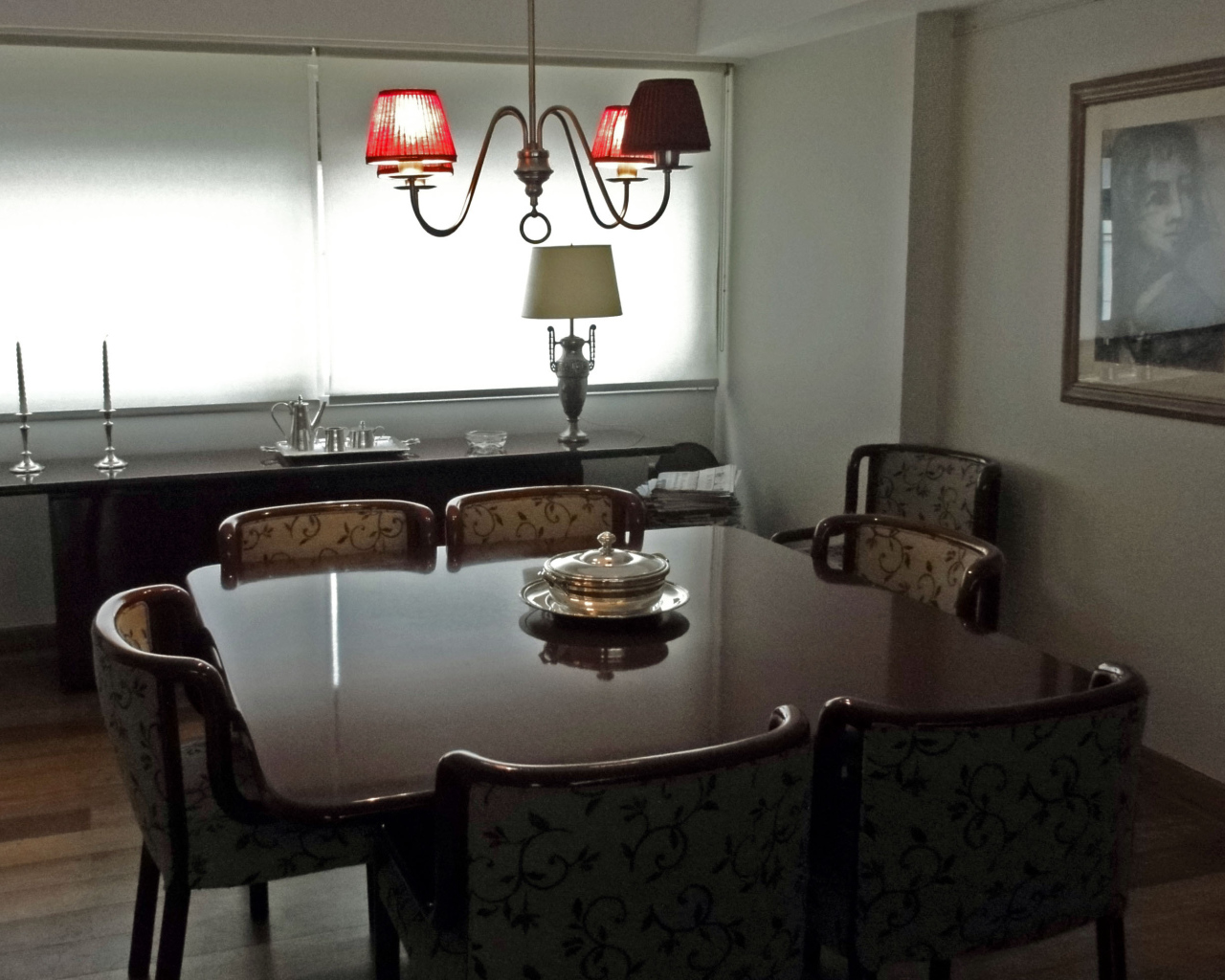 Блюдо на столе в столовой