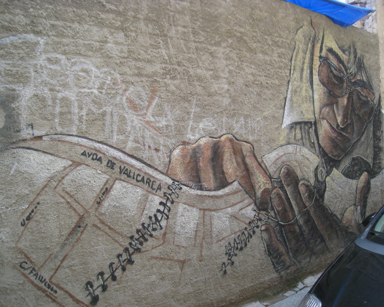 Рисунок мужчины в очках на стене