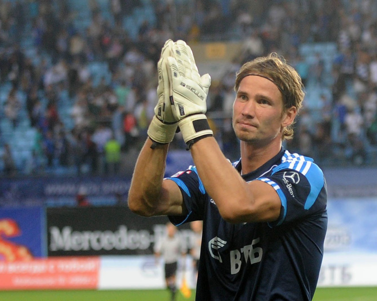 Антон Шунин вратарь Динамо приветствует болельщиков