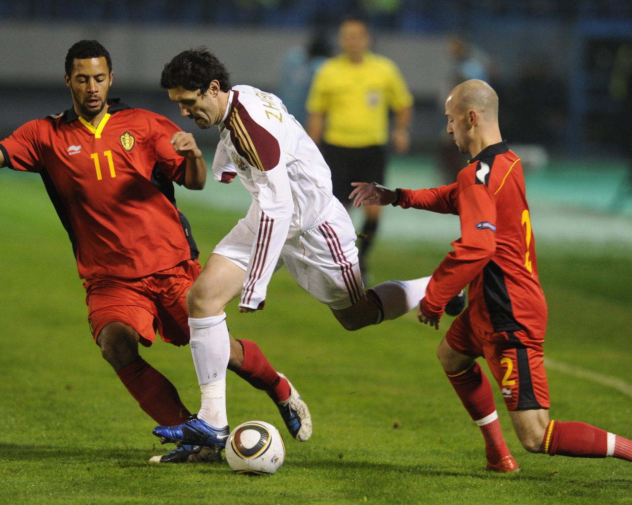 Полузащитник Динамо Юрий Жирков среди соперников