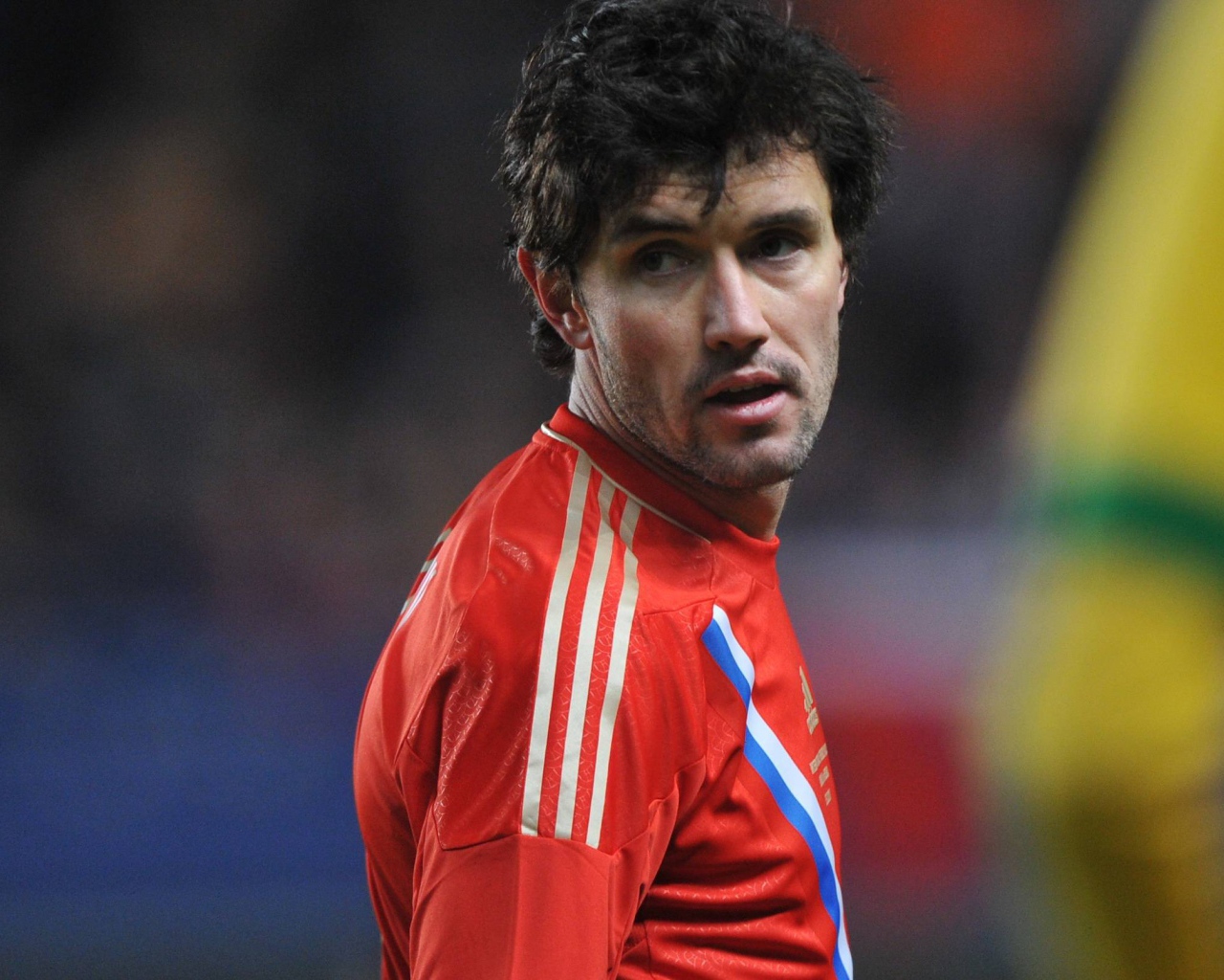 Полузащитник Динамо Юрий Жирков на поле