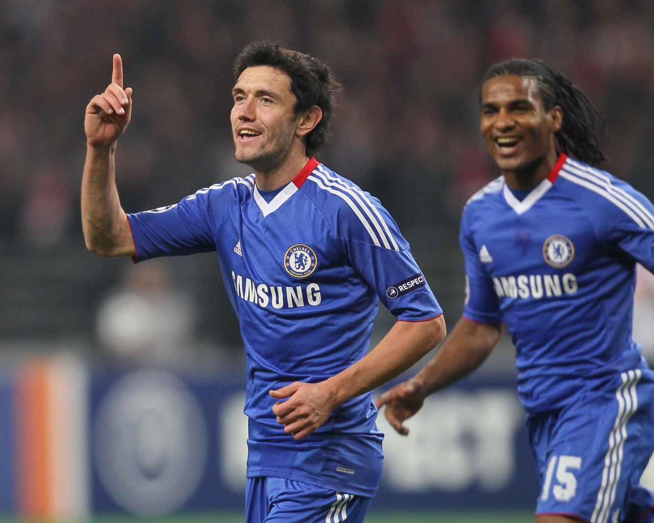 Полузащитник Динамо Юрий Жирков бежит по полю