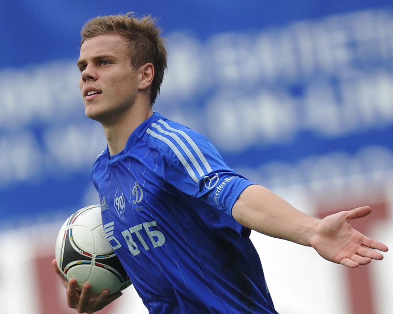 Нападающий Динамо Александр Кокорин с мячом