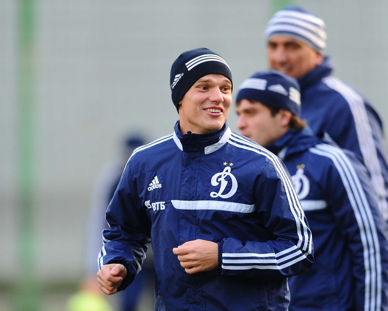 Нападающий Динамо Александр Кокорин с коллегами