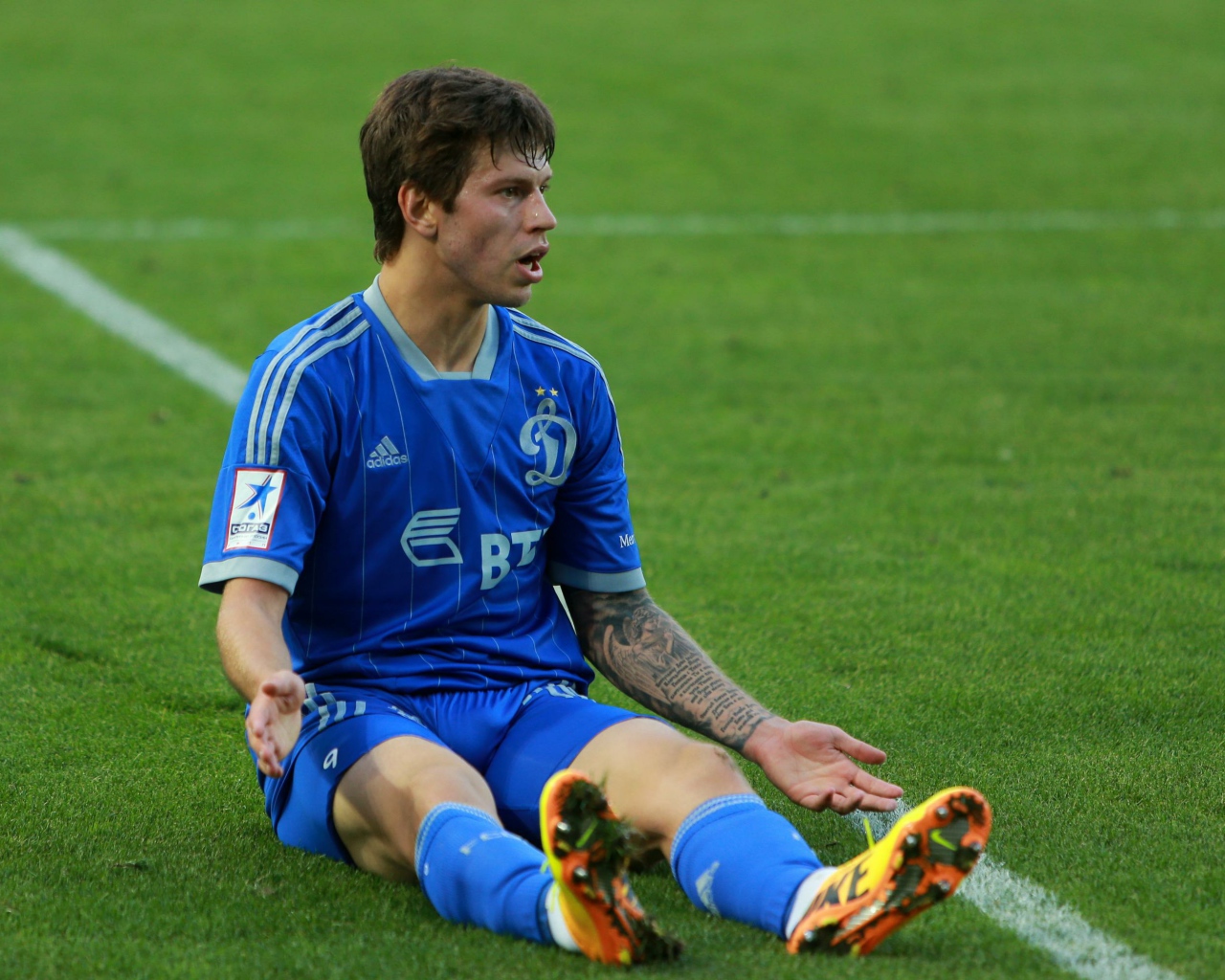 Нападающий Динамо Федор Смолов на поле