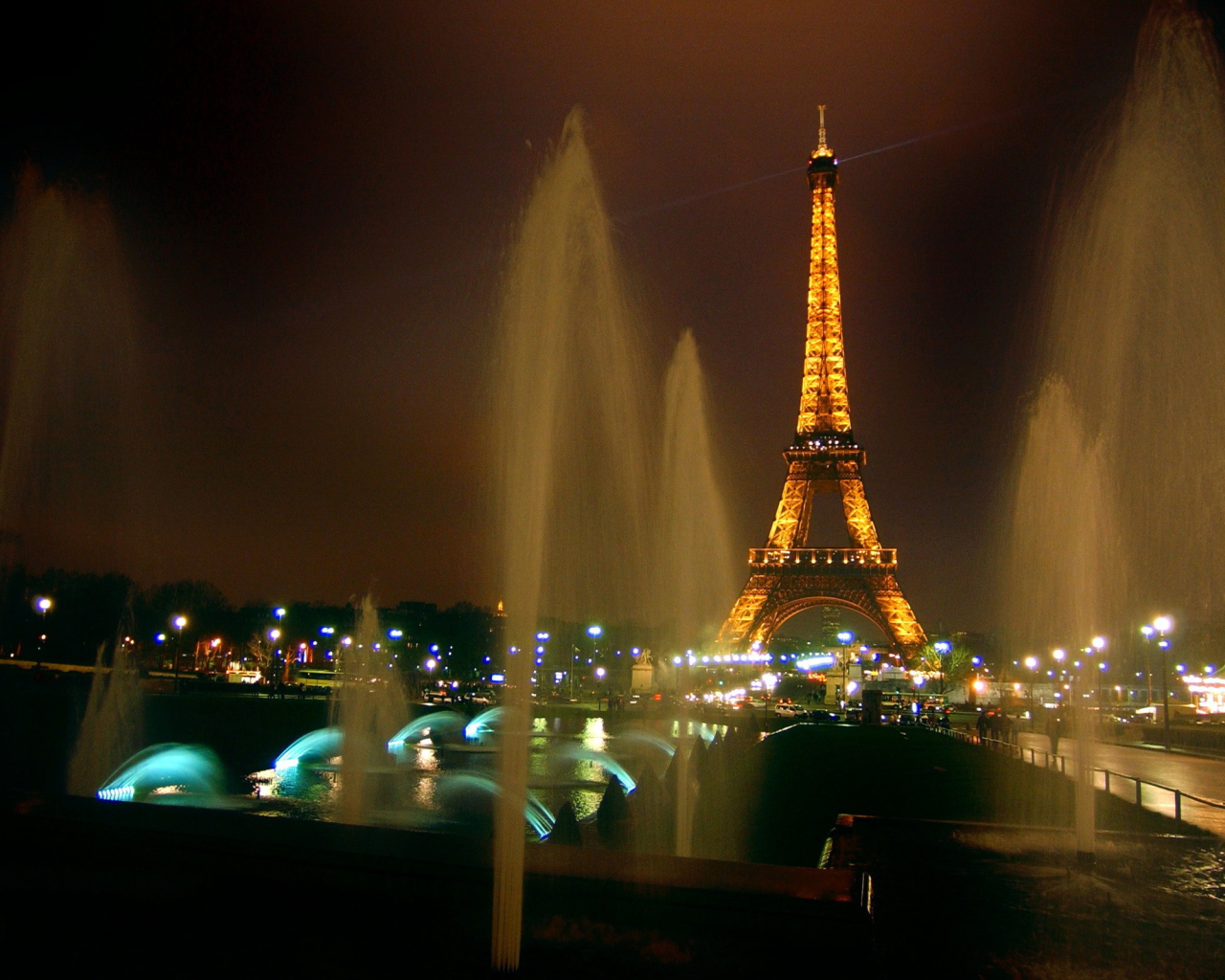 Эйфелева башня и фонтаны, ночное фото