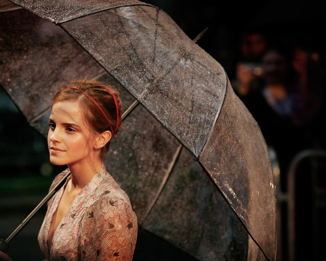 Эмма Уотсон с зонтом