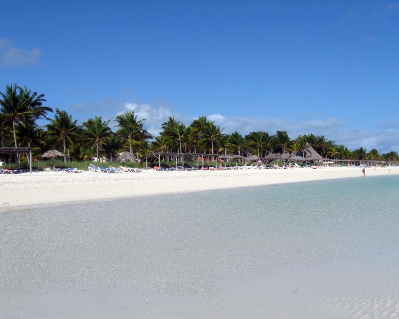 Бескрайний пляж на курорте Кайо Гильермо, Куба