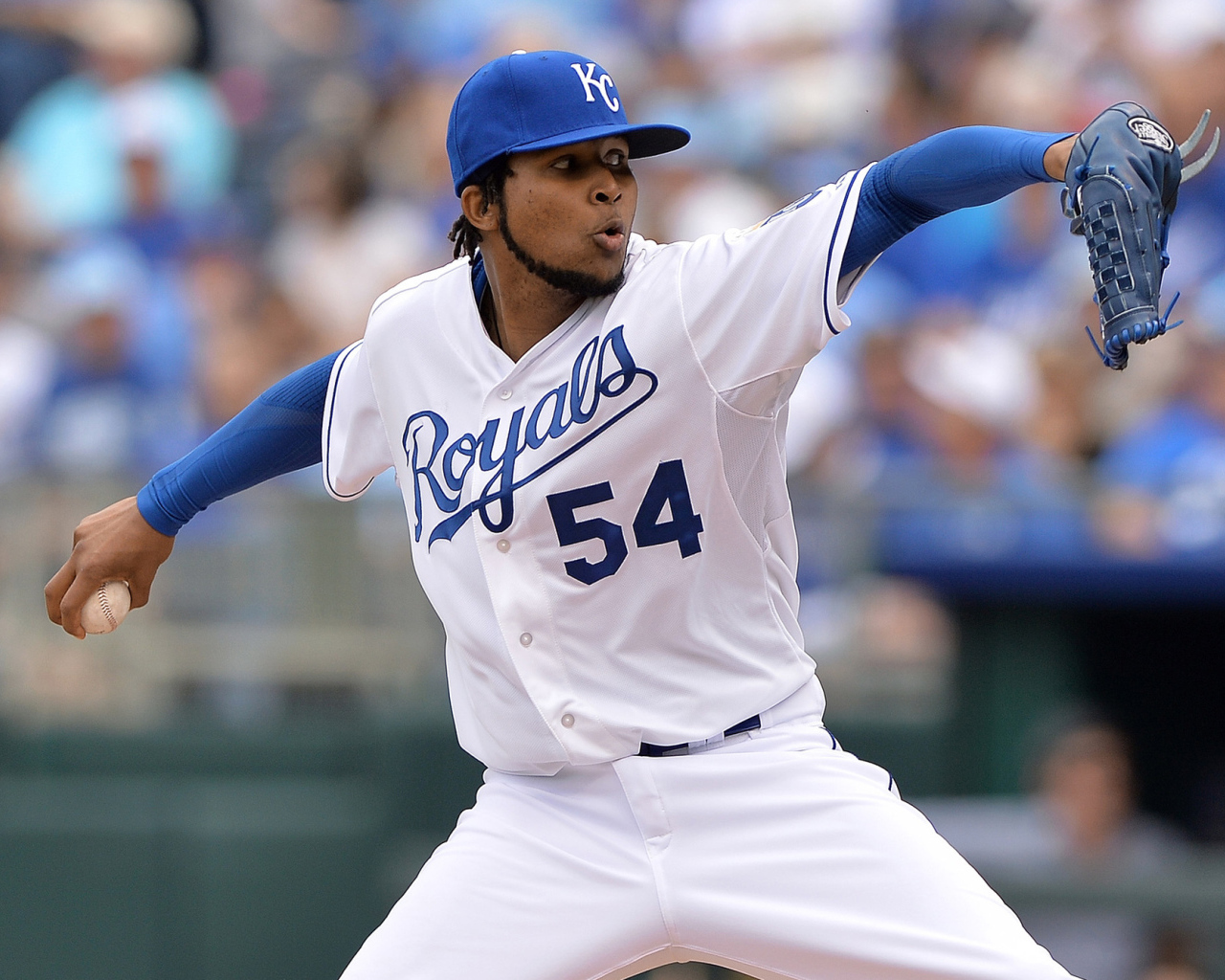 Эрвин Сантана бросает бейсбольный мяч