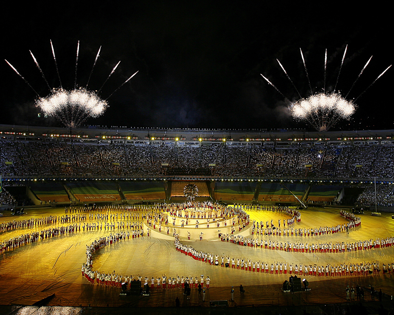 Фейерверк на стадионе Чемпионата Мира по футболу в Бразилии 2014