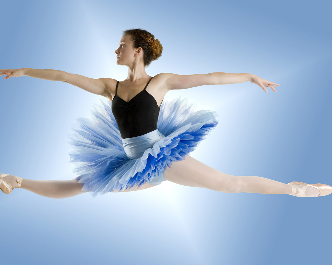 Парящая в воздухе балерина