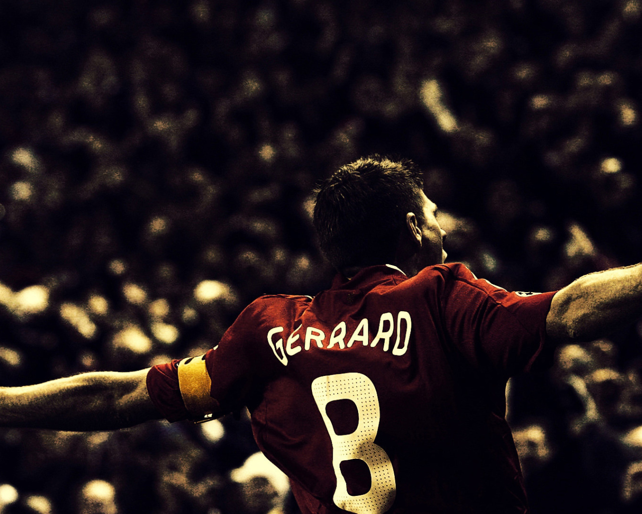 Футболист празднует гол