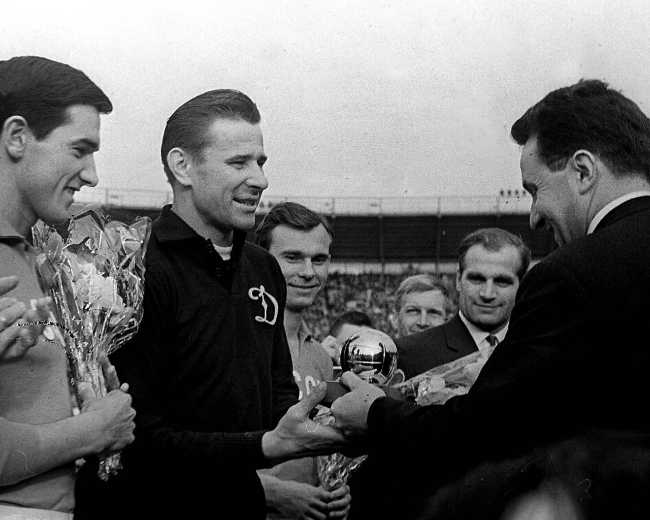 Футболист Лев Яшин получает награду