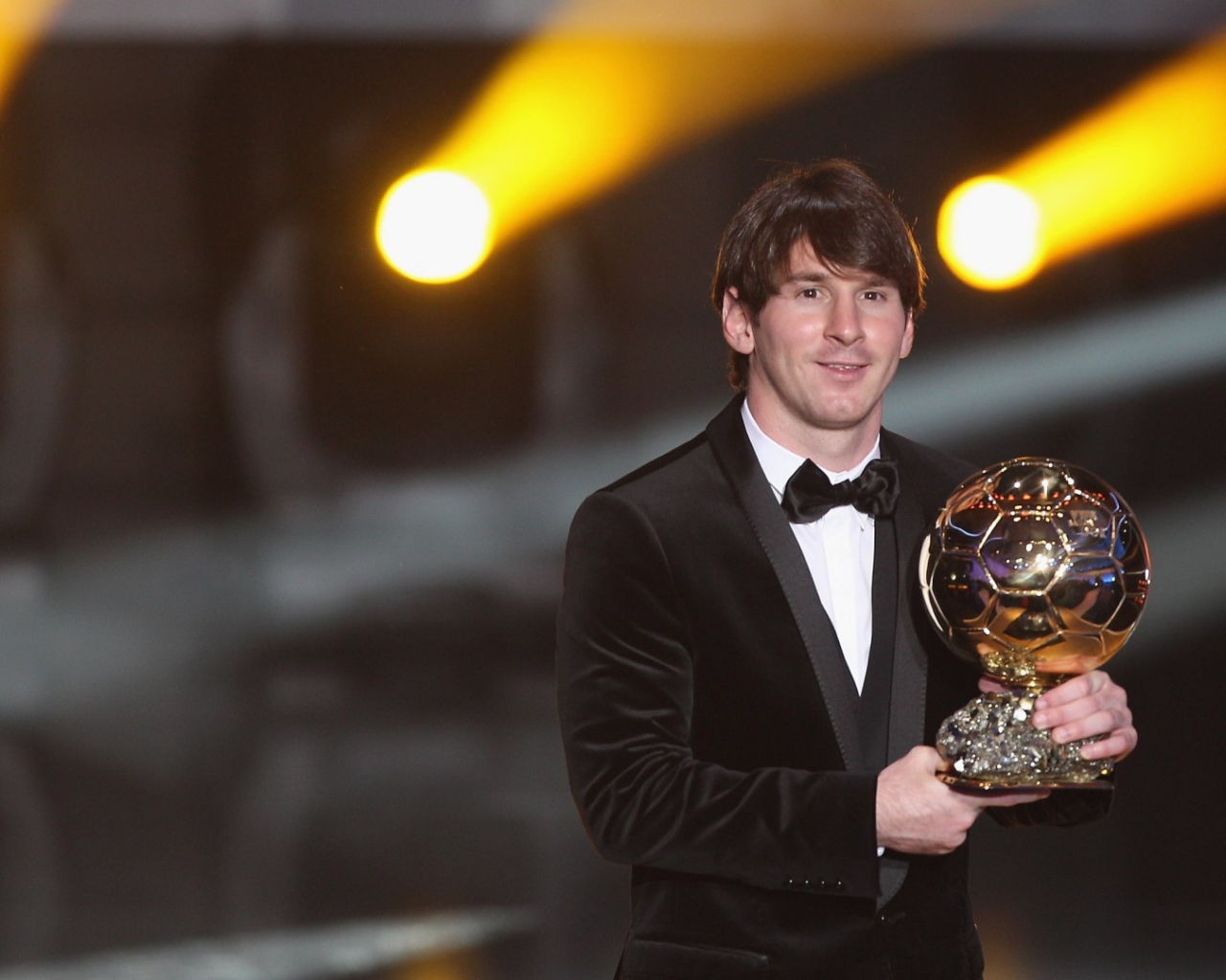 Футболист с наградой