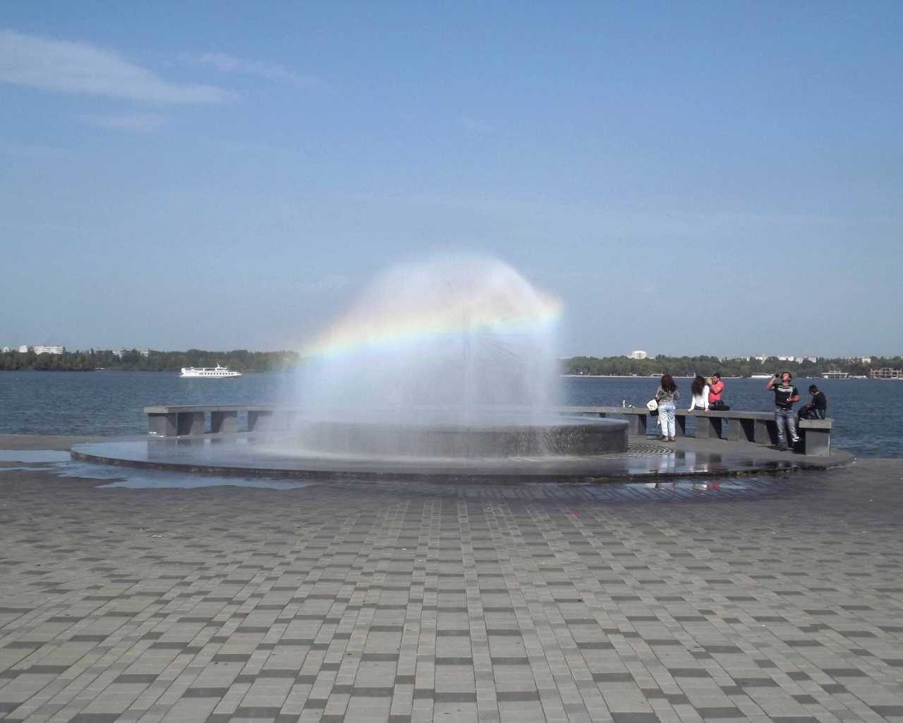 Фонтан на набережной Днепропетровск