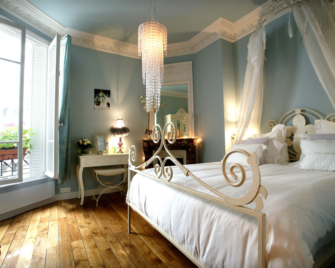 Кровать с балдахином в спальне