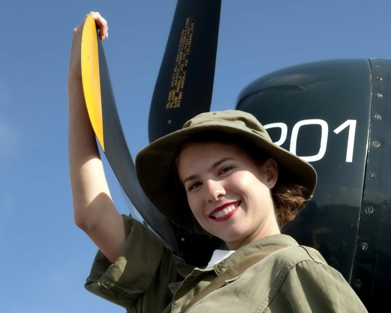 Девушка около самолета