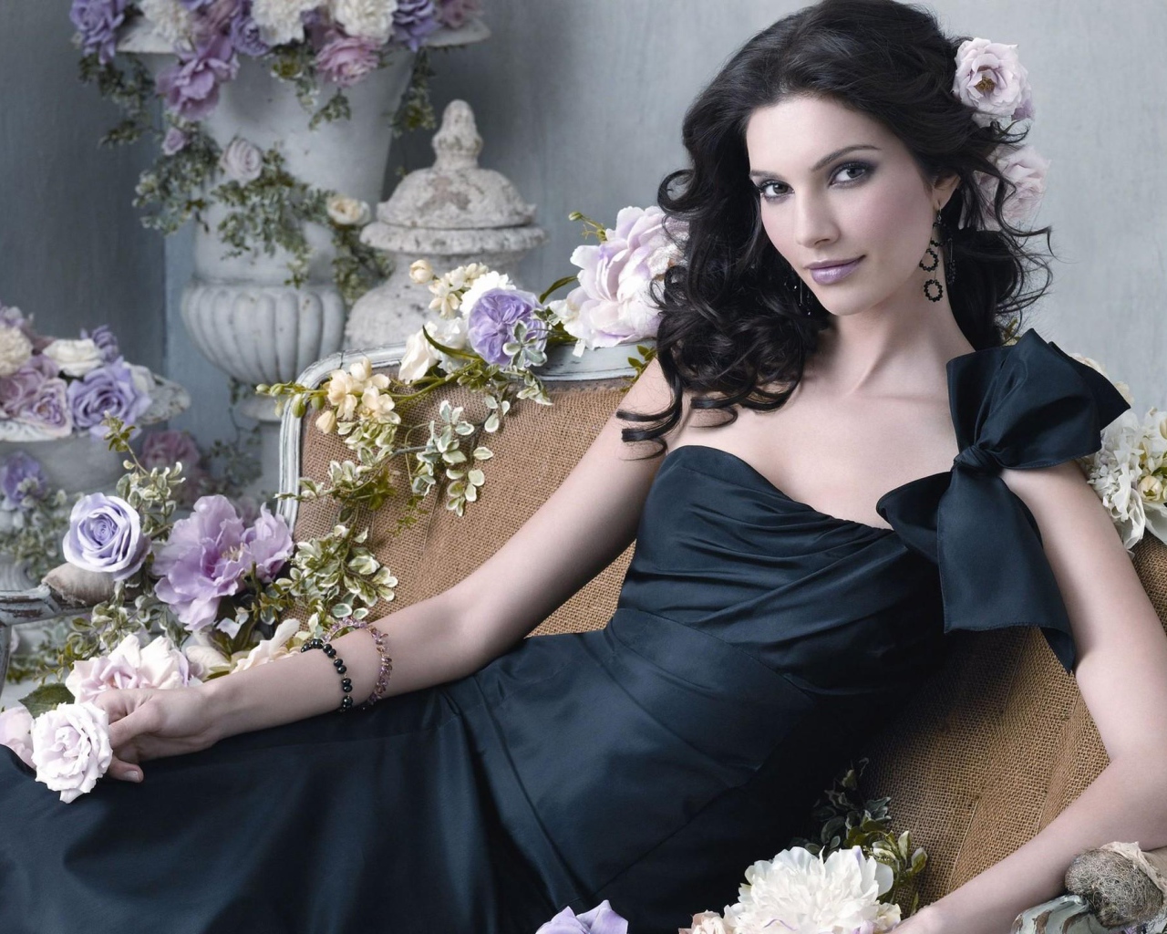 Девушка среди роз