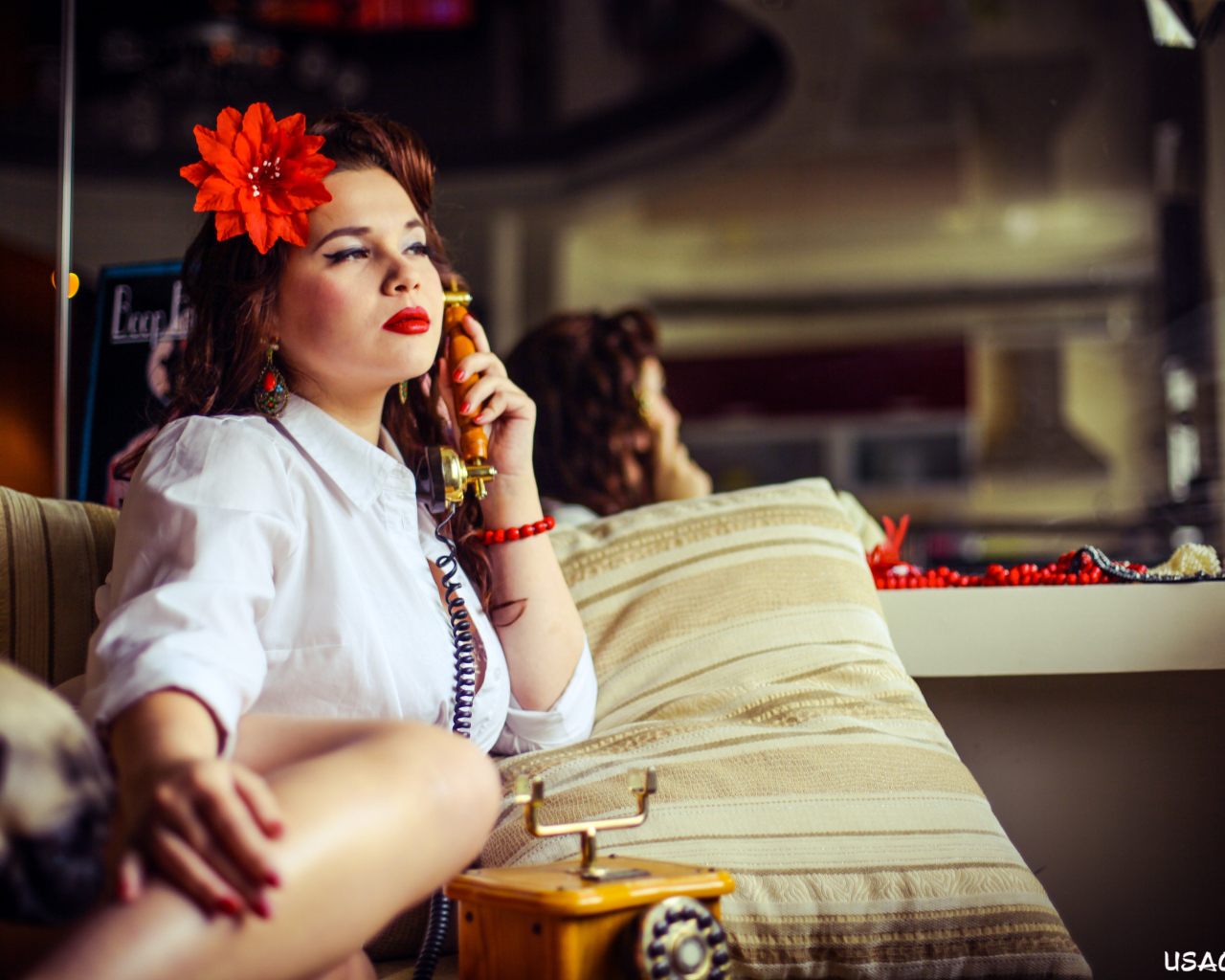 Девушка и ретро телефон