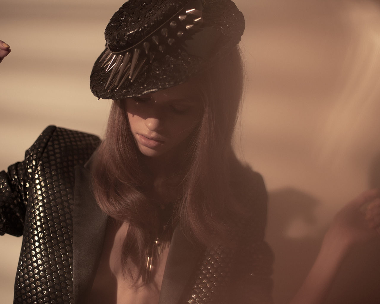 Девушка в чёрной шляпе