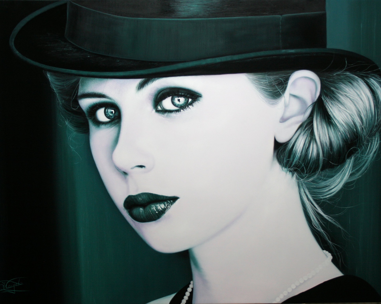 Девушка в чёрной шляпе и с чёрной помадой