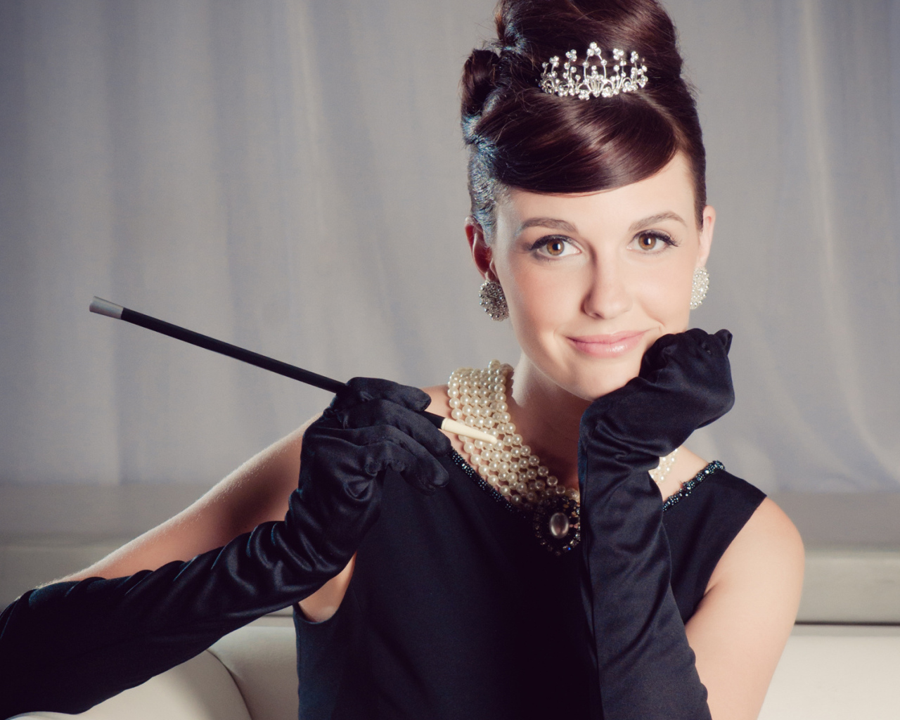 Девушка в чёрном наряде