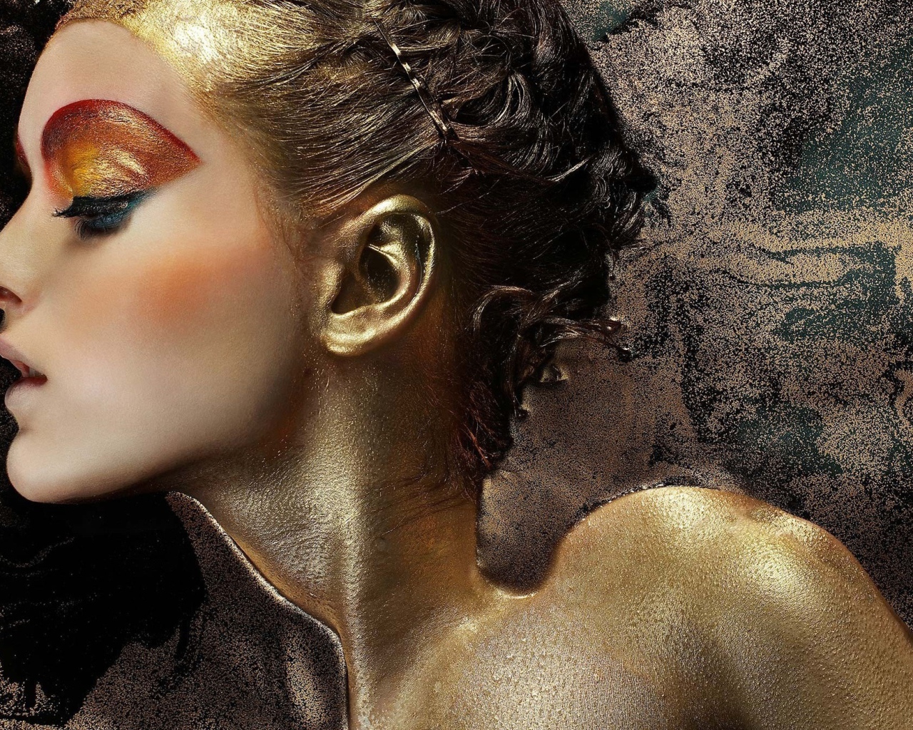 Девушка в золотой пыльце