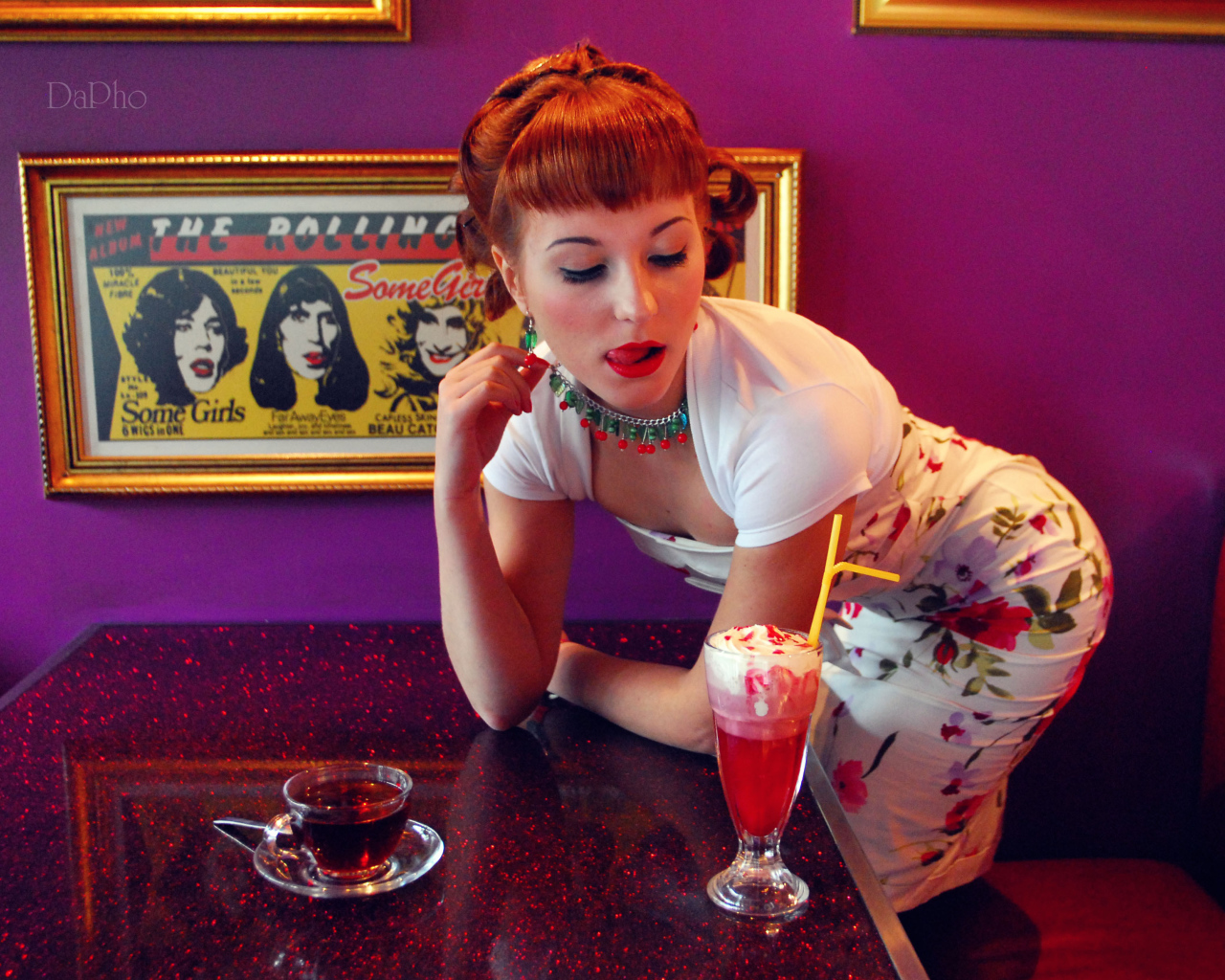 Девушка в кафе