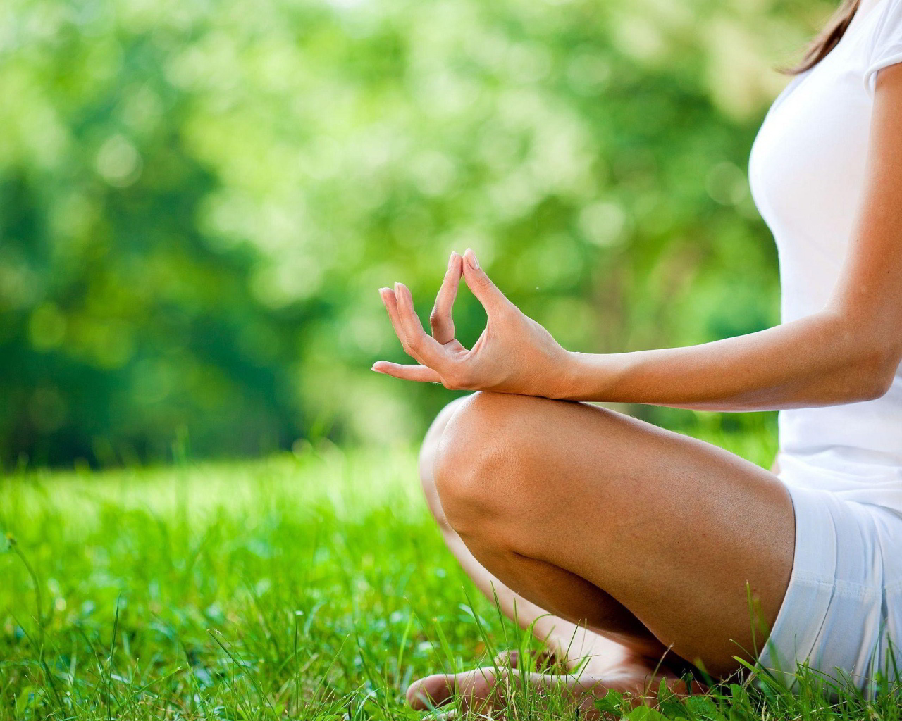 Девушка медитирует