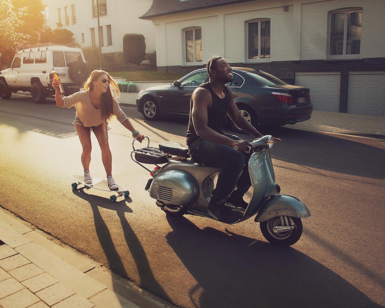 Девушка едет на скейтборде