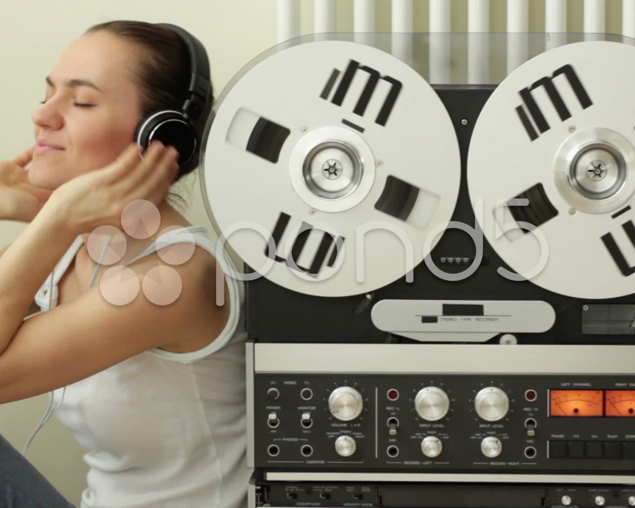 Девушка меломанка