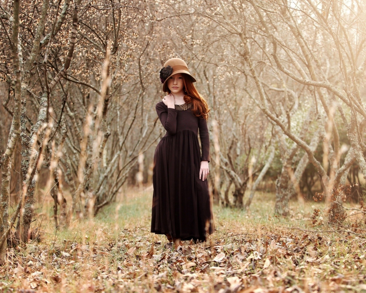 Девушка на осенней листве