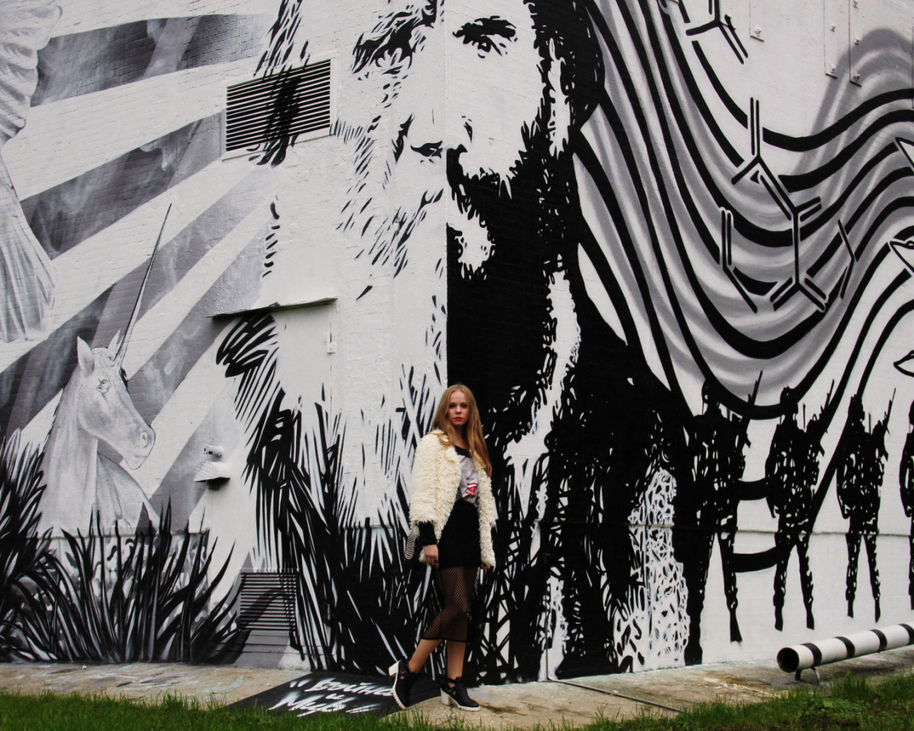Девушка на фоне граффити