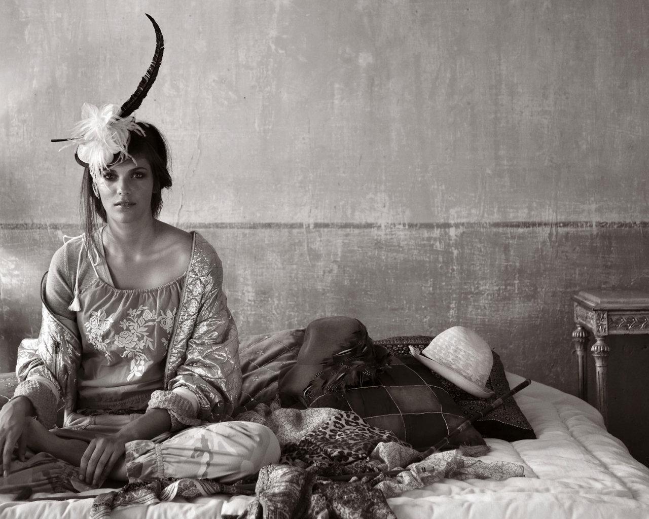 Девушка на кровати, ретро