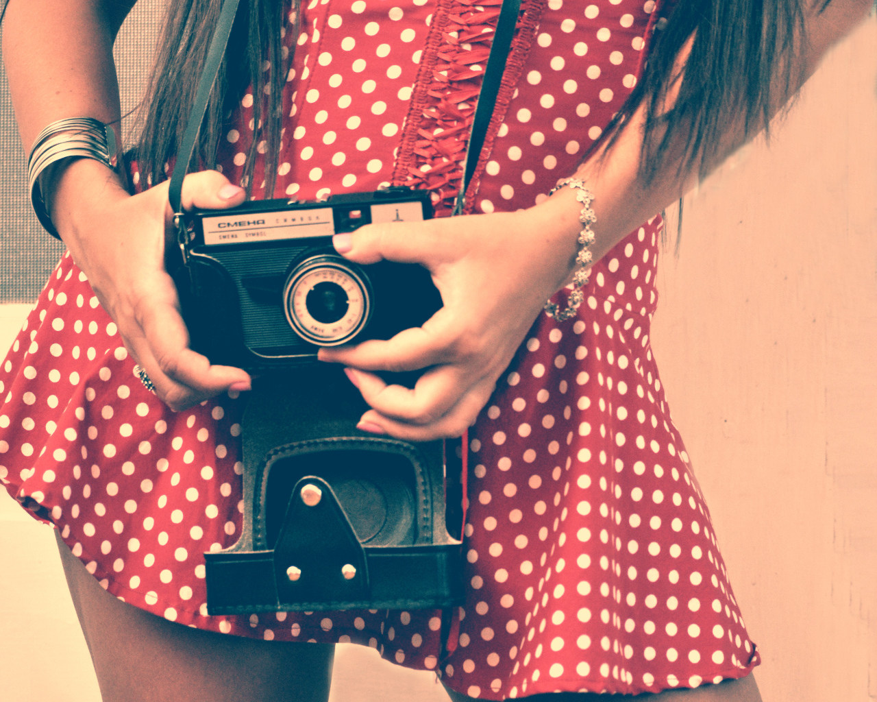 Девушка фотографирует себя