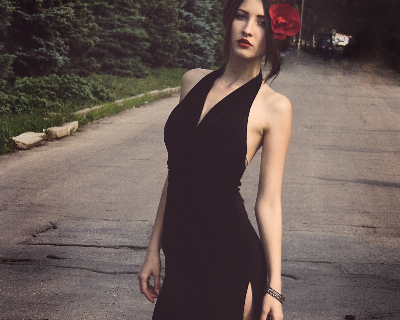 Девушка с цветком в волосах