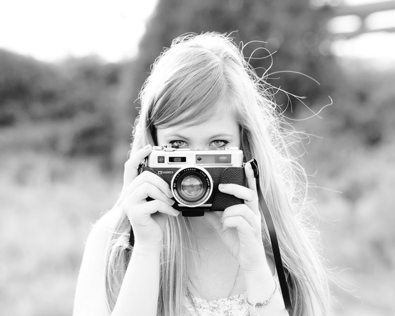 Девушка с фотоаппаратом, чёрно-белое фото