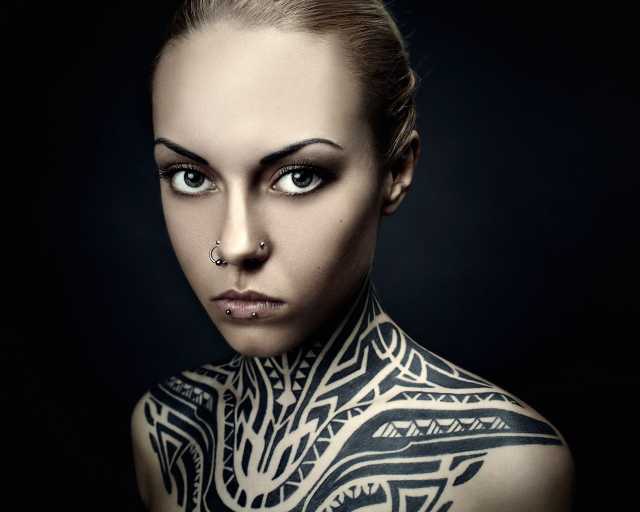 Девушка с пирсингом и татуировкой