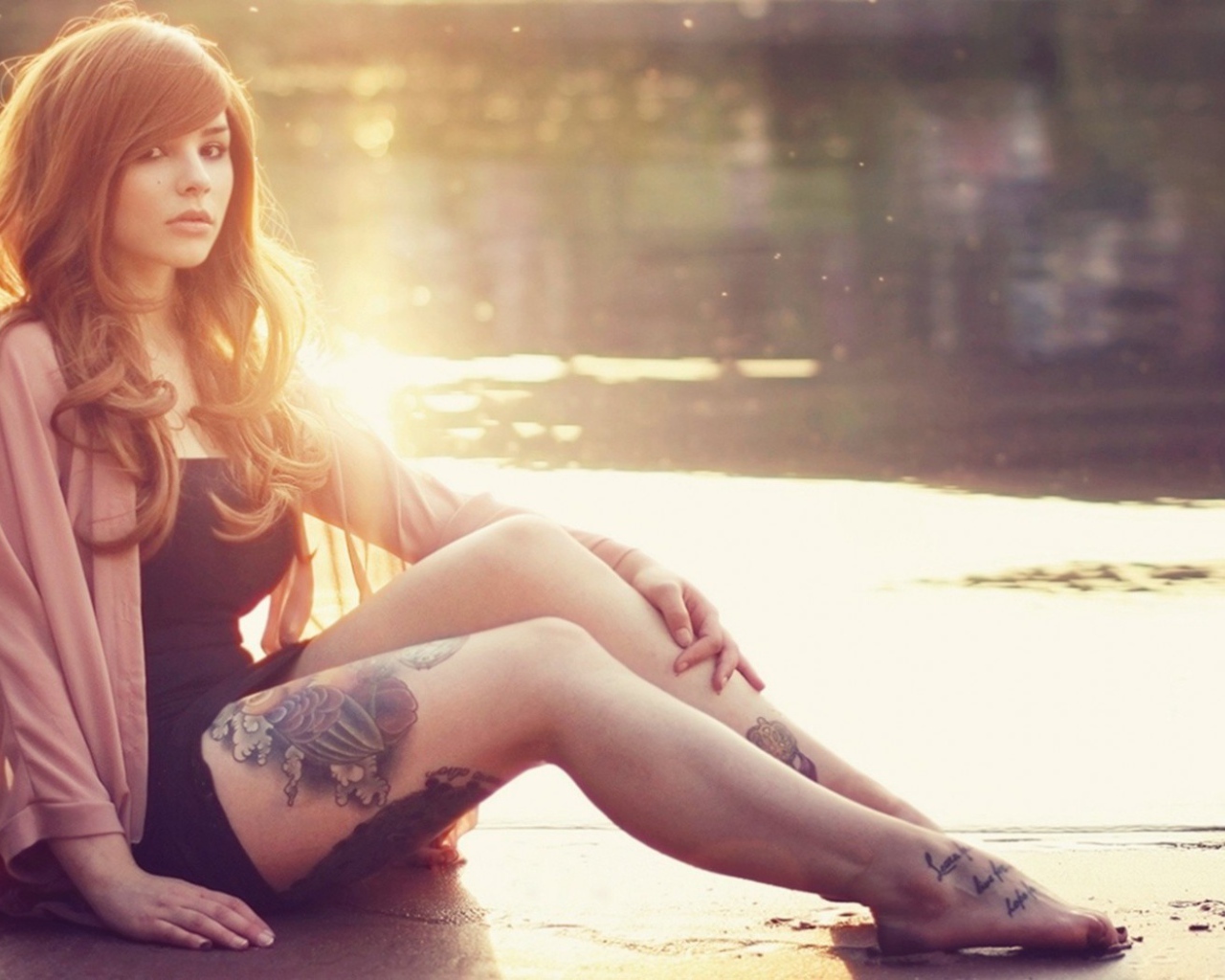 Девушка с татуировкой на ноге