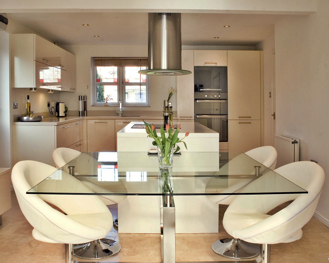 Стеклянный стол в столовой