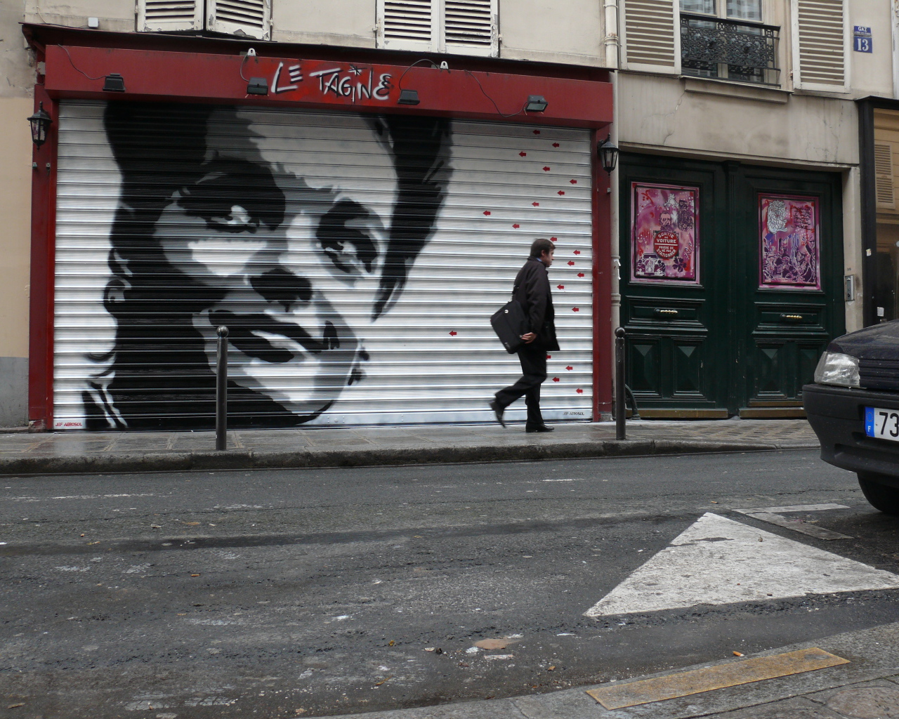 Граффити с улыбающимся человеком