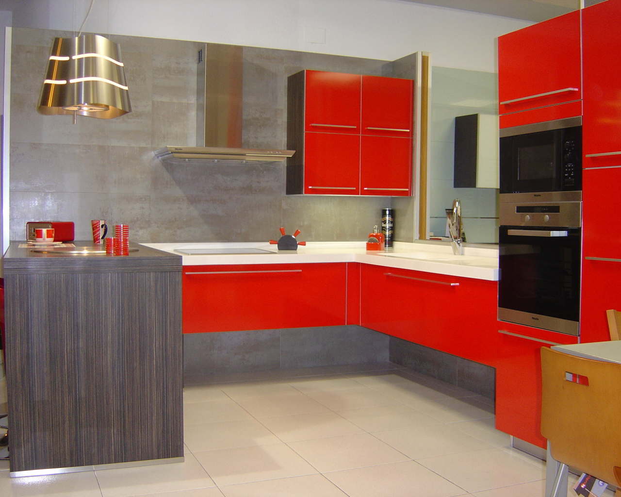 Серый и красный цвет на кухне