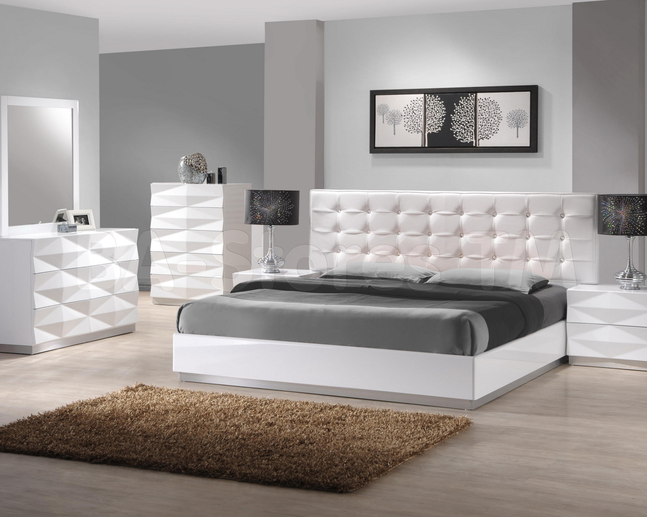 Серая кровать в спальне