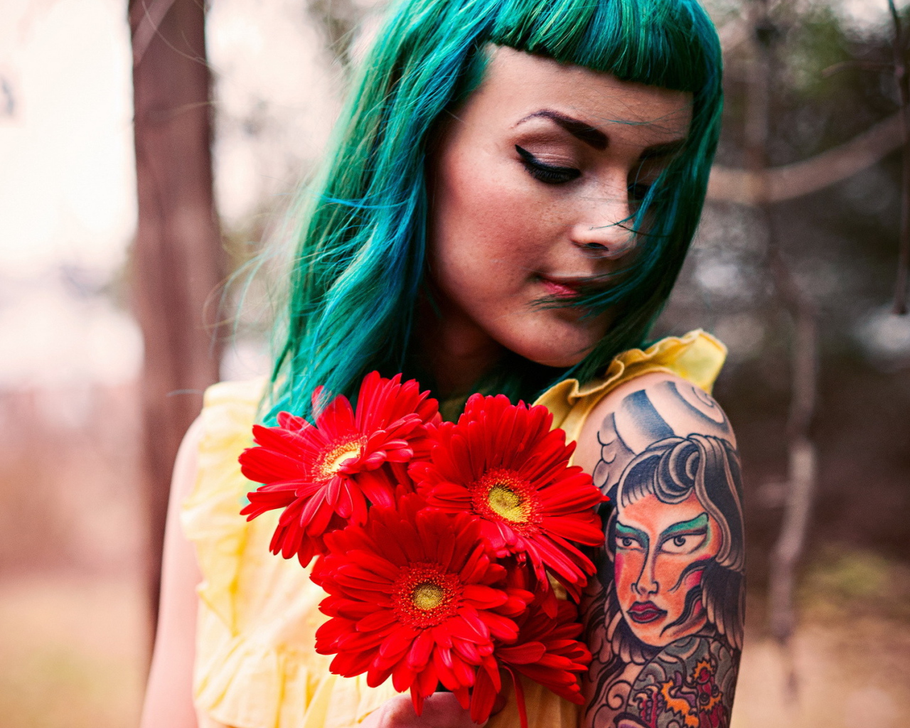 Зеленоволосая девушка с тату