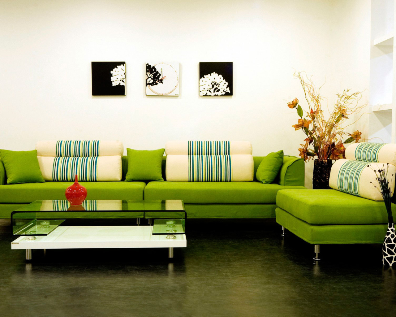 Зеленая софа в гостиной