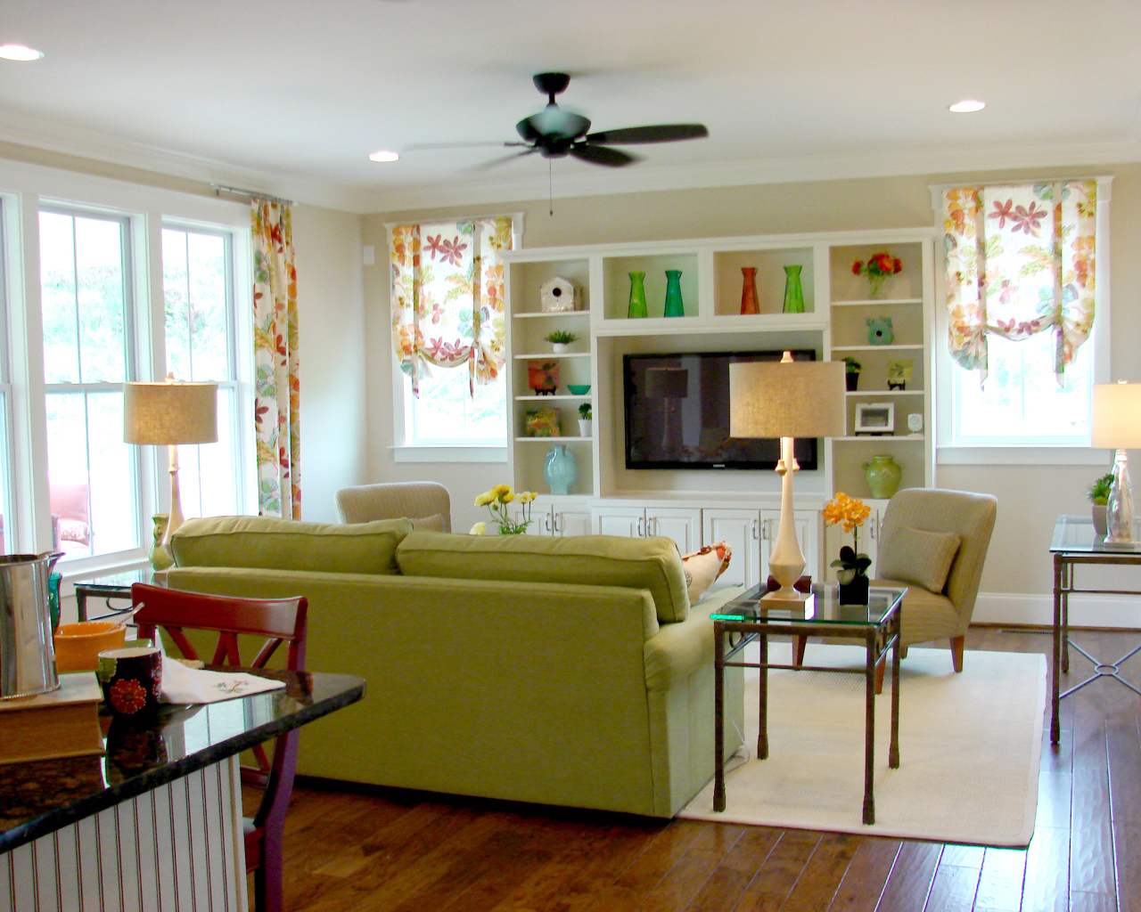 Зеленый диван в гостиной