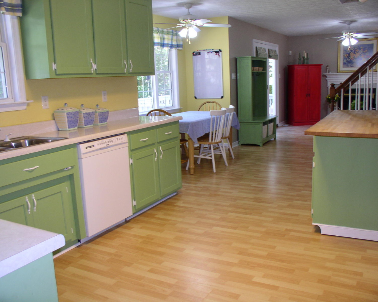 Зеленые тона в оформлении кухни