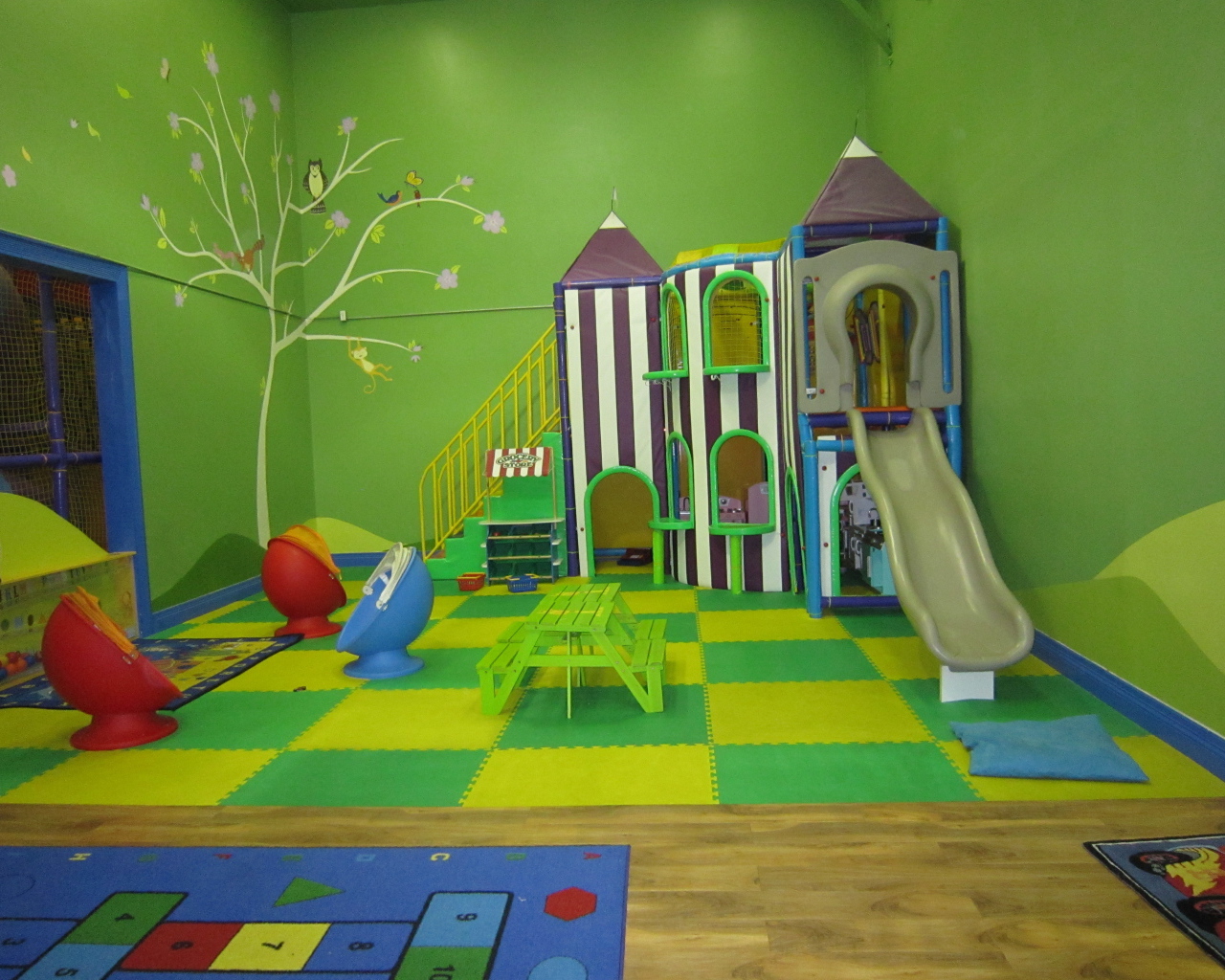 Зеленые стены в детской комнате